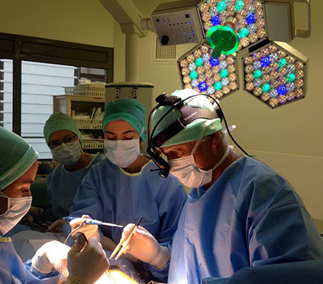 Cirujano operando