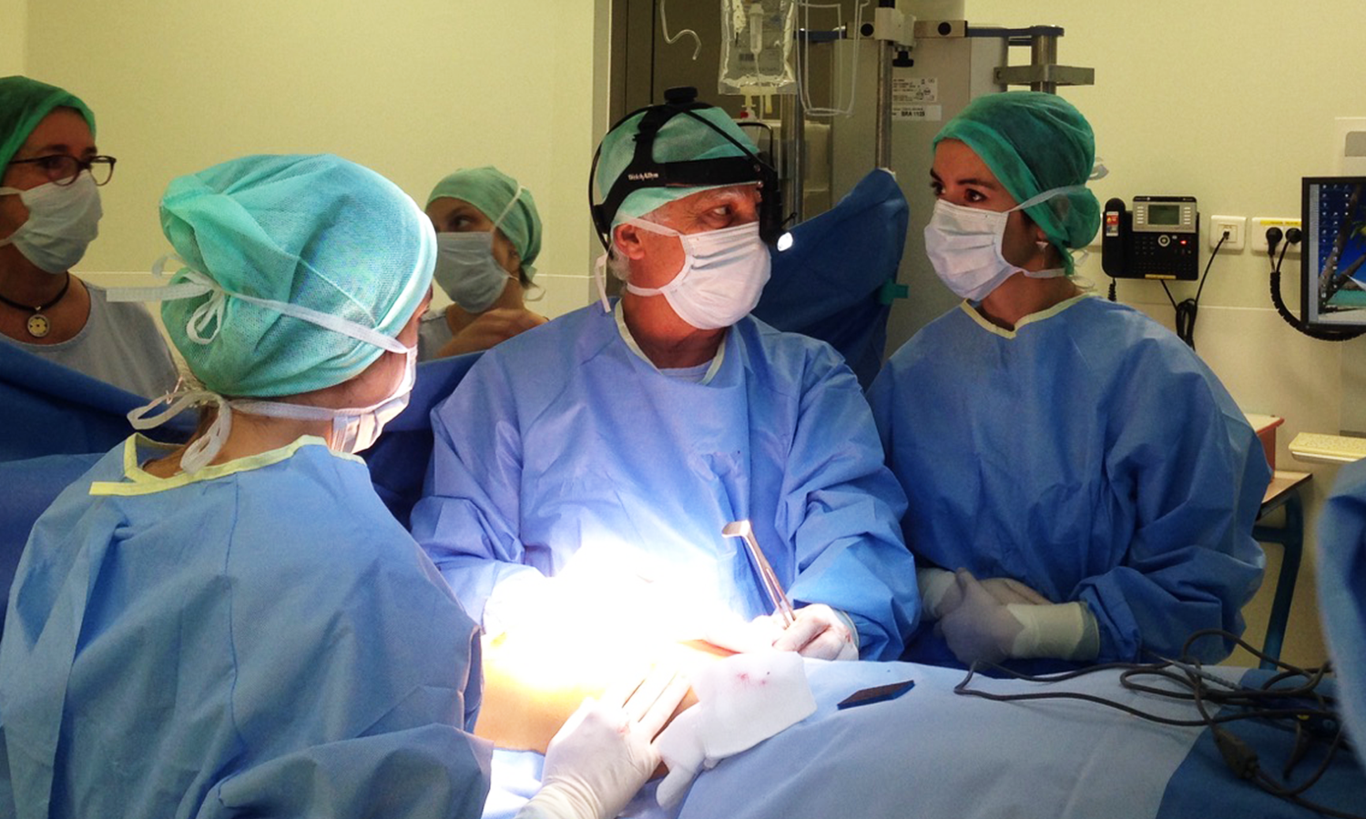 Prof. Chavoin training surgeons on 3D implant technique